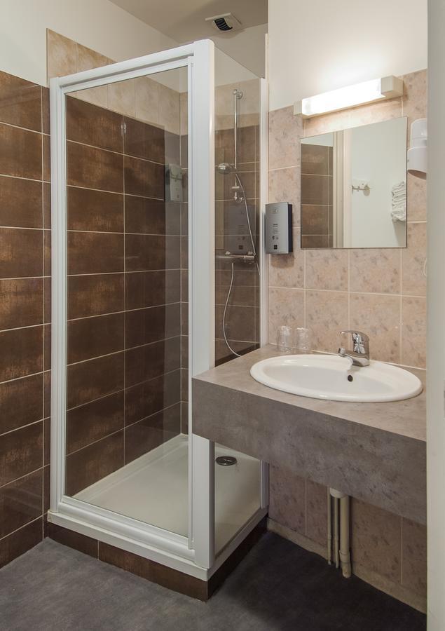 Logis Hotel Restaurant Cazes Arazat Laissac Exterior photo